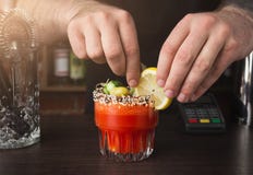 Mains de barman préparant le cocktail au compteur de barre photographie stock Mains de barman préparant le cocktail au compteur de barre photographie stock