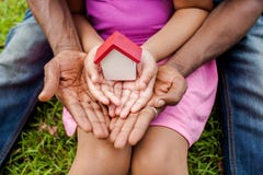 Mains de famille tenant ensemble la maison en parc vert - famille ho photographie stock libre de droits Mains de famille tenant ensemble la maison en parc vert - famille ho photographie stock libre de droits