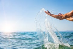 Mains de femme éclaboussant l'eau de mer Vacances au concept de station de vacances photographie stock Mains de femme éclaboussant l'eau de mer Vacances au concept de station de vacances photographie stock