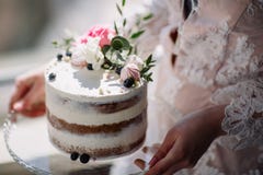 Mains De Jeune Femme Tenant Le Foyer Selectif De Gateau D Anniversaire Image Stock Image Du Jeune Femme Mains De Jeune Femme Tenant Le Foyer Selectif De Gateau D Anniversaire Image Stock Image Du Jeune Femme