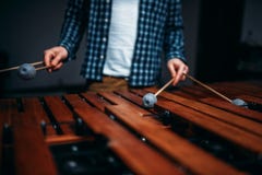 Mains de joueur de xylophone avec des bâtons, bruits en bois photographie stock Mains de joueur de xylophone avec des bâtons, bruits en bois photographie stock