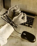 Mains de l'homme d'affaires dépendantes pour travailler le lien avec le câble de souris à l'ordinateur portable d'ordinateur dans photos stock Mains de l'homme d'affaires dépendantes pour travailler le lien avec le câble de souris à l'ordinateur portable d'ordinateur dans photos stock
