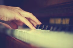 Mains de pianiste de femme sur le clavier de piano photographie stock Mains de pianiste de femme sur le clavier de piano photographie stock
