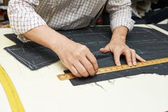 Mains de tailleur aux travaux Mains de tailleur aux travaux