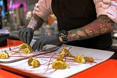 Mains faisant cuire le plat gastronome Boulettes de pékinois photos stock Mains faisant cuire le plat gastronome Boulettes de pékinois photos stock