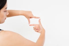 Mains femelles encadrant le comosition D'isolement sur le fond blanc Copiez l'espace Voir les mes autres travaux dans le portfoli photos libres de droits Mains femelles encadrant le comosition D'isolement sur le fond blanc Copiez l'espace Voir les mes autres travaux dans le portfoli photos libres de droits