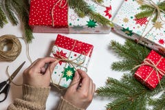 Mains femelles enveloppant le boîte-cadeau de Noël photographie stock Mains femelles enveloppant le boîte-cadeau de Noël photographie stock