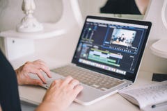 Mains femelles travaillant sur un ordinateur portable dans un programme de ?dition visuel images libres de droits Mains femelles travaillant sur un ordinateur portable dans un programme de ?dition visuel images libres de droits