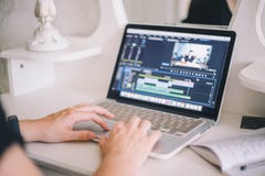 Mains femelles travaillant sur un ordinateur portable dans un programme de ?dition visuel photographie stock libre de droits Mains femelles travaillant sur un ordinateur portable dans un programme de ?dition visuel photographie stock libre de droits