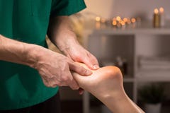 Mains masculines faisant le massage de pied photos libres de droits Mains masculines faisant le massage de pied photos libres de droits