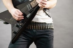 Mains masculines jouant la guitare électrique photos stock Mains masculines jouant la guitare électrique photos stock