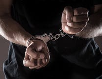 Mains menottées par homme images libres de droits Mains menottées par homme images libres de droits