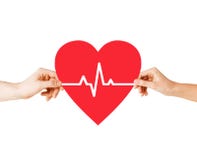 Mains tenant le coeur avec la ligne d'ecg Photographie stock Mains tenant le coeur avec la ligne d'ecg Photographie stock