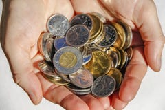 Mains tenant les pièces de monnaie canadiennes d'argent liquide images stock Mains tenant les pièces de monnaie canadiennes d'argent liquide images stock