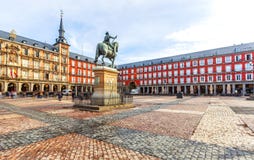 Maire de plaza avec la statue du Roi Philips III à Madrid, Espagne photographie stock Maire de plaza avec la statue du Roi Philips III à Madrid, Espagne photographie stock