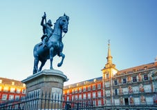 Maire de plaza avec la statue du Roi Philips III à Madrid, Espagne images libres de droits Maire de plaza avec la statue du Roi Philips III à Madrid, Espagne images libres de droits