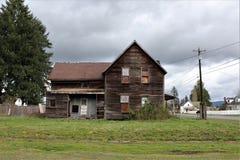 Maison abandonnée en quelques automnes de granit, vue de côté de WA avec une voûte concrète dans la cour photos stock Maison abandonnée en quelques automnes de granit, vue de côté de WA avec une voûte concrète dans la cour photos stock