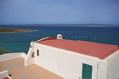 Maison blanche sur une haute falaise en île de Sant “Antioco en Sardaigne du sud photo stock Maison blanche sur une haute falaise en île de Sant “Antioco en Sardaigne du sud photo stock