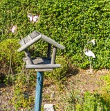 Maison boisée en bois vide d'oiseau dans un beau jardin photographie stock libre de droits Maison boisée en bois vide d'oiseau dans un beau jardin photographie stock libre de droits