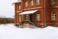Maison de brique pendant l'hiver, vélo garé photographie stock Maison de brique pendant l'hiver, vélo garé photographie stock