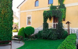 Maison de luxe avec la cour bien équilibrée et aménagée en parc images stock Maison de luxe avec la cour bien équilibrée et aménagée en parc images stock
