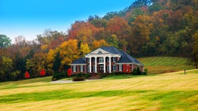 Maison de luxe en automne Maison de luxe en automne
