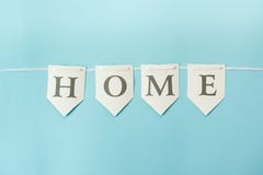 Maison de Word sur le fond bleu en pastel, vue supérieure avec l'espace de copie Concept de la famille images libres de droits Maison de Word sur le fond bleu en pastel, vue supérieure avec l'espace de copie Concept de la famille images libres de droits