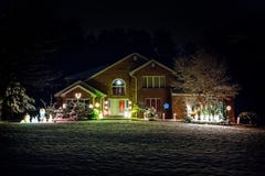 Maison décorée pour Noël la nuit photographie stock Maison décorée pour Noël la nuit photographie stock