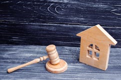 Maison en bois et un marteau du juge sur un fond noir Affaires en jugement sur la propriété et les immobiliers Confiscation et na image stock Maison en bois et un marteau du juge sur un fond noir Affaires en jugement sur la propriété et les immobiliers Confiscation et na image stock