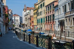 Maisons antiques, une rue de canal à Venise, Italie images libres de droits Maisons antiques, une rue de canal à Venise, Italie images libres de droits