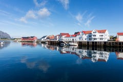 Maisons blanches dans un village de pêche, Henningsvaer, archipe de Lofoten images libres de droits Maisons blanches dans un village de pêche, Henningsvaer, archipe de Lofoten images libres de droits
