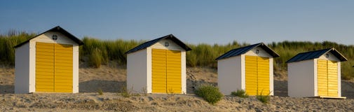 Maisons de plage jaunes blanches dans les dunes du mauvais de Cadzand, Pays-Bas images stock Maisons de plage jaunes blanches dans les dunes du mauvais de Cadzand, Pays-Bas images stock