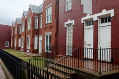 Maisons rénovées de brique de jour pluvieux images stock Maisons rénovées de brique de jour pluvieux images stock