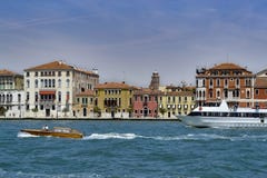 Maisons vénitiennes dans le tour de canal de Giudecca de vallée photo libre de droits Maisons vénitiennes dans le tour de canal de Giudecca de vallée photo libre de droits