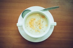Maissuppe in der weißen Schale auf einer Tabelle lokalisiert lizenzfreie stockfotografie Maissuppe in der weißen Schale auf einer Tabelle lokalisiert lizenzfreie stockfotografie