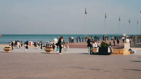 MAJ 9, 2017, BAKU, AZERBAJDZJAN: Folket strosar i fyrkant av Baku, en folkmassa av folk går gatorna av staden folk stock video MAJ 9, 2017, BAKU, AZERBAJDZJAN: Folket strosar i fyrkant av Baku, en folkmassa av folk går gatorna av staden folk stock video