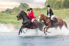 Maj 20, 2018 moscow Trzy horsewomen siła watować rzekę okrakiem na konie zdjęcie stock Maj 20, 2018 moscow Trzy horsewomen siła watować rzekę okrakiem na konie zdjęcie stock