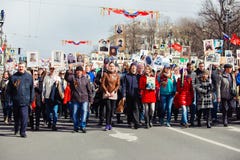 Maj 9, 2017, Nevsky perspektywa, St Petersburg, Rosja Mo?e 9 wakacje, znaki akcja Nie?miertelny pu?k, t?um zdjęcia royalty free Maj 9, 2017, Nevsky perspektywa, St Petersburg, Rosja Mo?e 9 wakacje, znaki akcja Nie?miertelny pu?k, t?um zdjęcia royalty free