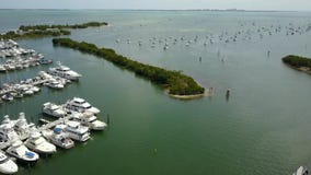 Majestätisches Luftbrummen 4k schoss vom kleinen touristischen Yachtmotorboot, das ruhig im Hafenbuchthafen im Meerblick des blau stock video Majestätisches Luftbrummen 4k schoss vom kleinen touristischen Yachtmotorboot, das ruhig im Hafenbuchthafen im Meerblick des blau stock video