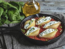 makaronu conchiglioni faszerował szpinaki i ser, pomidorowy kumberland gotujący fotografia stock makaronu conchiglioni faszerował szpinaki i ser, pomidorowy kumberland gotujący fotografia stock