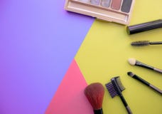 Make-up und Make-upb?rsten, Lidschatten auf einem farbigen Hintergrund Kosmetik f?r das Gesicht Mit leerem Raum auf dem links lizenzfreie stockbilder Make-up und Make-upb?rsten, Lidschatten auf einem farbigen Hintergrund Kosmetik f?r das Gesicht Mit leerem Raum auf dem links lizenzfreie stockbilder
