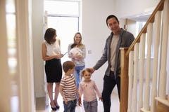 Makelaar in onroerend goed die Jonge Familie tonen rond Bezit voor Verkoop stock afbeelding Makelaar in onroerend goed die Jonge Familie tonen rond Bezit voor Verkoop stock afbeelding