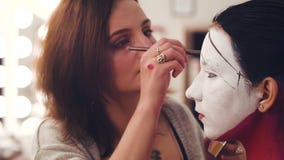 Makeup artysta rysuje linię na wzorcowej ` s twarzy zbiory Makeup artysta rysuje linię na wzorcowej ` s twarzy zbiory