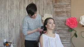 Makeup artysty stylisty pracy z modelem fryzjer robi włosianemu tytułowaniu model Kobieta czesze długiego zmrok zdjęcie wideo Makeup artysty stylisty pracy z modelem fryzjer robi włosianemu tytułowaniu model Kobieta czesze długiego zmrok zdjęcie wideo