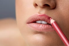 Makeup wargi Piękne kobiet wargi Z wargi piórem, liniowiec, ołówek zdjęcie stock Makeup wargi Piękne kobiet wargi Z wargi piórem, liniowiec, ołówek zdjęcie stock
