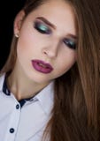 Makeup z zielonymi pigmentami dla brunetki na czarnym tle zdjęcia stock Makeup z zielonymi pigmentami dla brunetki na czarnym tle zdjęcia stock