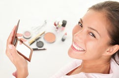 makeup βάζοντας στοκ εικόνες με δικαίωμα ελεύθερης χρήσης makeup βάζοντας στοκ εικόνες με δικαίωμα ελεύθερης χρήσης