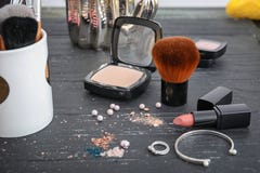 Makeupobjekt på tabellen Yrkesmässig anlete arkivfoton Makeupobjekt på tabellen Yrkesmässig anlete arkivfoton