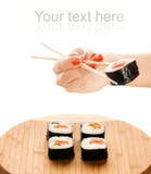 Maki de sushi de fixation de main photos libres de droits Maki de sushi de fixation de main photos libres de droits