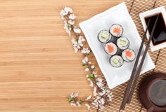 Maki do sushi ajustado com ramo fresco de sakura imagens de stock Maki do sushi ajustado com ramo fresco de sakura imagens de stock